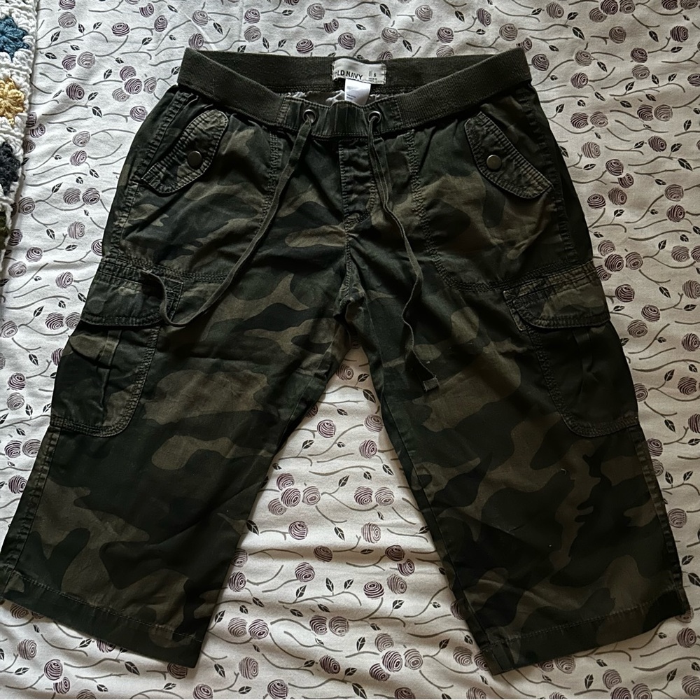 Old Navy Women’s Camouflage Camo Bermuda Shorts Capris Like New